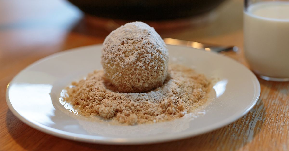 Maroniknödel mit Schokoladesauce (Chestnut dumplings with chocolate sauce) - vienna.info