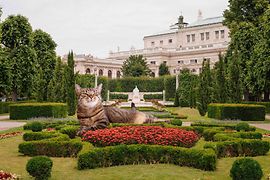 Mietzi (huge cat) at Volksgarten in front of the Sisi monument