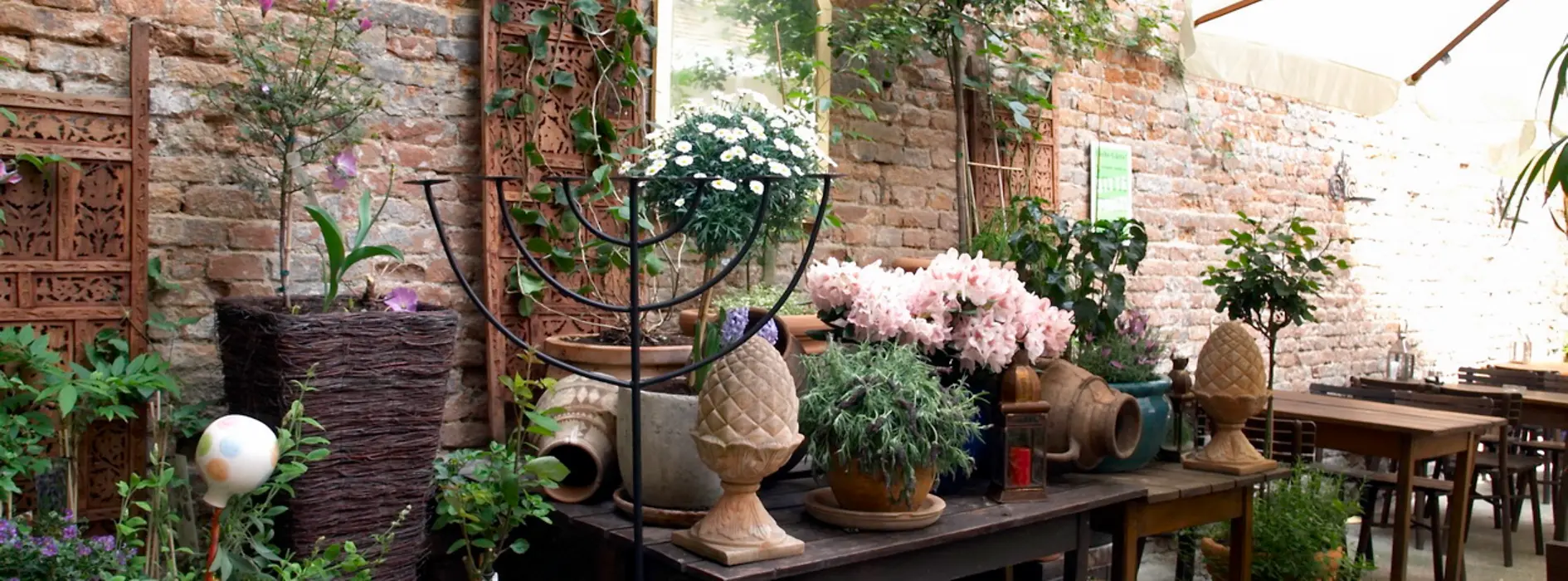 Restaurant Mill's guest garden decorated with flowers