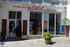 mode aus der natur - Ingrid Frank, Geschäftsfassade im Sonnenschein