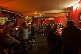 Bar Mon Ami, Innenansicht mit Gästen 