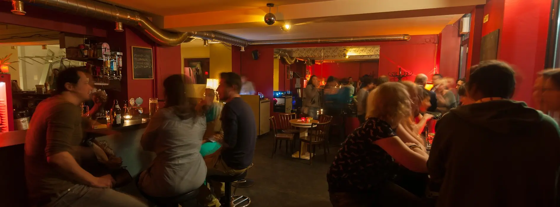 Bar Mon Ami, Innenansicht mit Gästen 