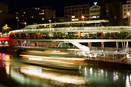 Außenansicht Motto am Fluss bei Nacht