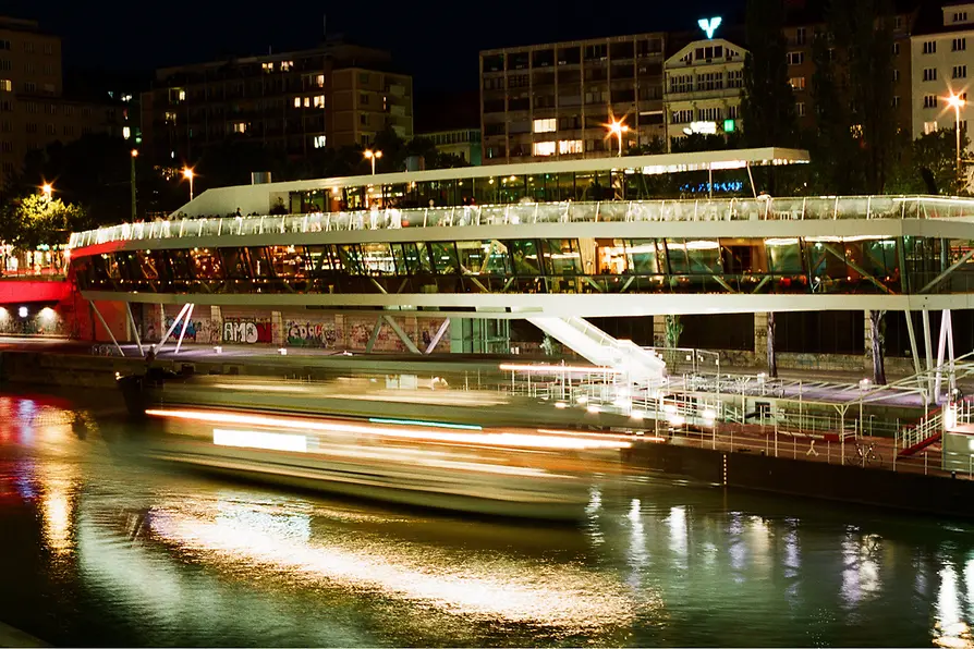 Vista exterior de Motto junto al río por la noche
