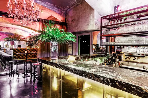Interno del ristorante alla moda Motto 