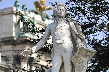 Estatua de Mozart en el Burggarten