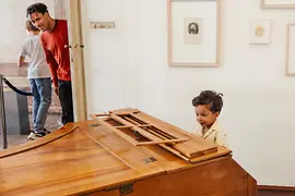 子供がピアノで遊んでいる