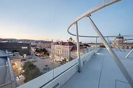 Terasa de pe acoperiş de la Muzeul Leopold din Cartierul Muzeelor, MuseumsQuartier, din Viena