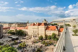 Terasa de pe acoperiş de la Muzeul Leopold din Cartierul Muzeelor, MuseumsQuartier, din Viena