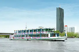 Loď MS Vindobona před elektrárnou a teplárnou Spittelau