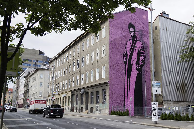 Überdimensionales Mural von Golif am Wiener Gürtel