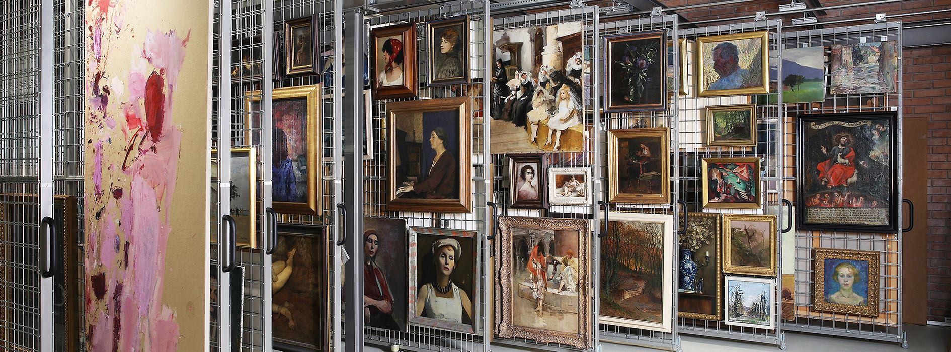 Museumsdepot des Leopold Museum mit Blick auf Gemälde, die auf Gitterwänden hängen
