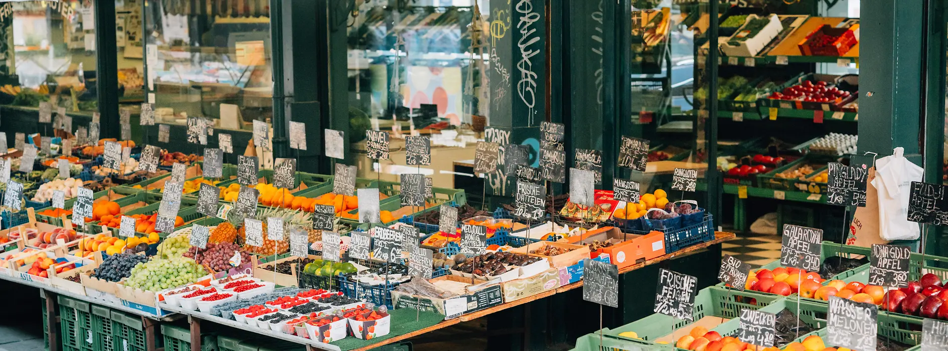 Obst- und Gemüsestand am Wiener Naschmarkt