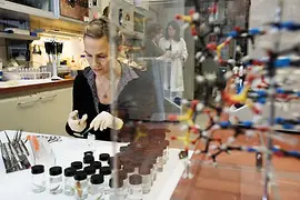 Frau im DNA-Labor