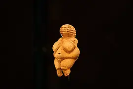 Közeli felvétel a Willendorfi Vénuszról
