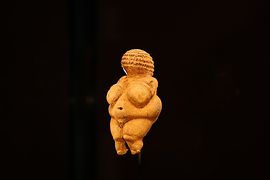 Közeli felvétel a Willendorfi Vénuszról