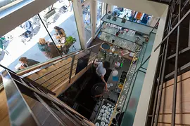 Neni am Naschmarkt, interior cu clienţi şi vedere în exterior 