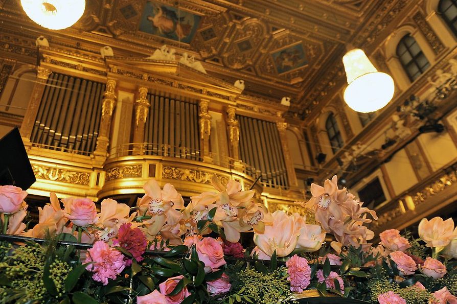 楽友協会、ゴールデンホール、オルガンの前に飾られたニューイヤーコンサートの花