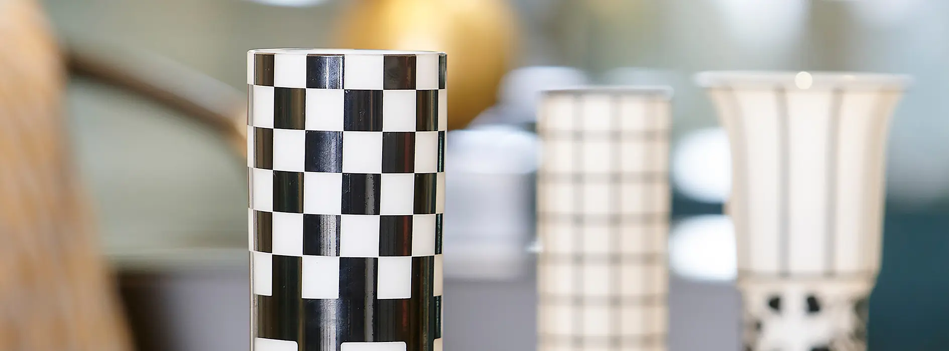 オーストリア工房による様々な家具のディスプレイ