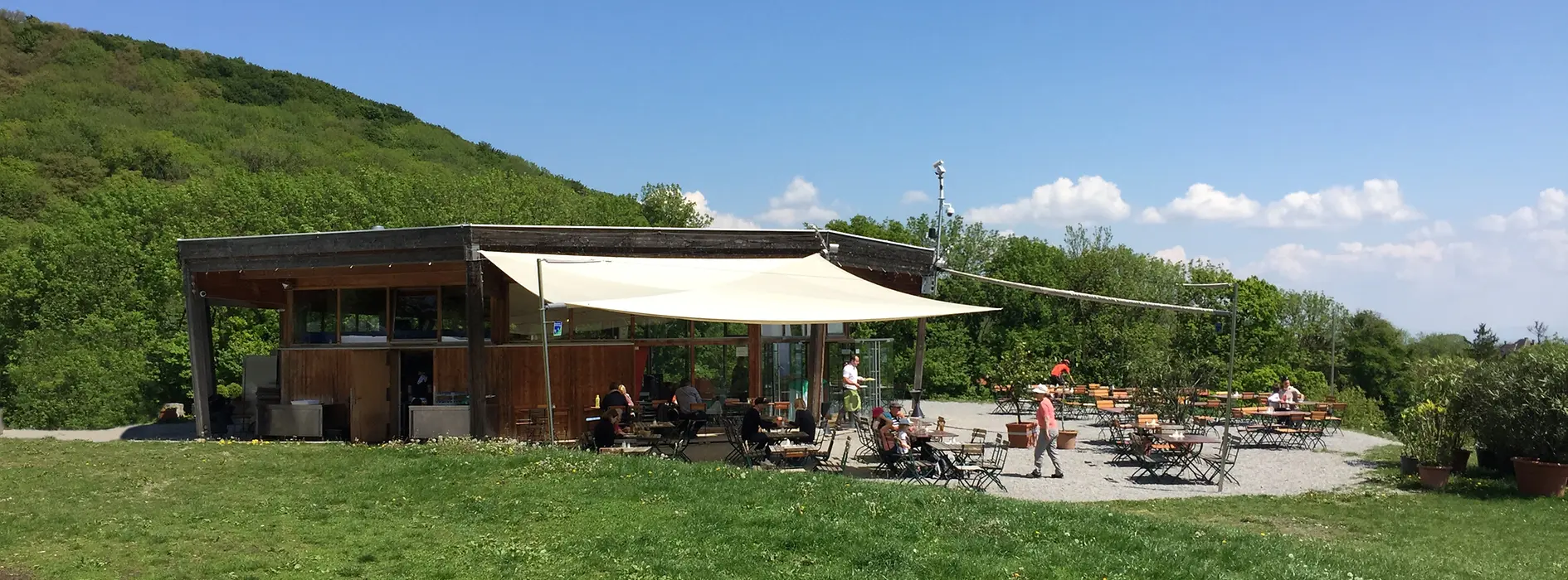 Restaurant auf einem Hügel mit Terrasse davor
