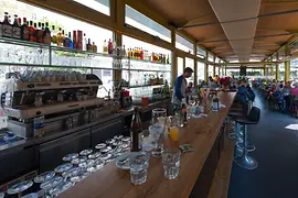 Orient Okzident, vedere din interior cu clienţi la bar 