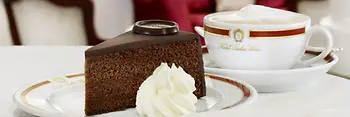 Trozo de pastel de chocolate con cobertura de nata