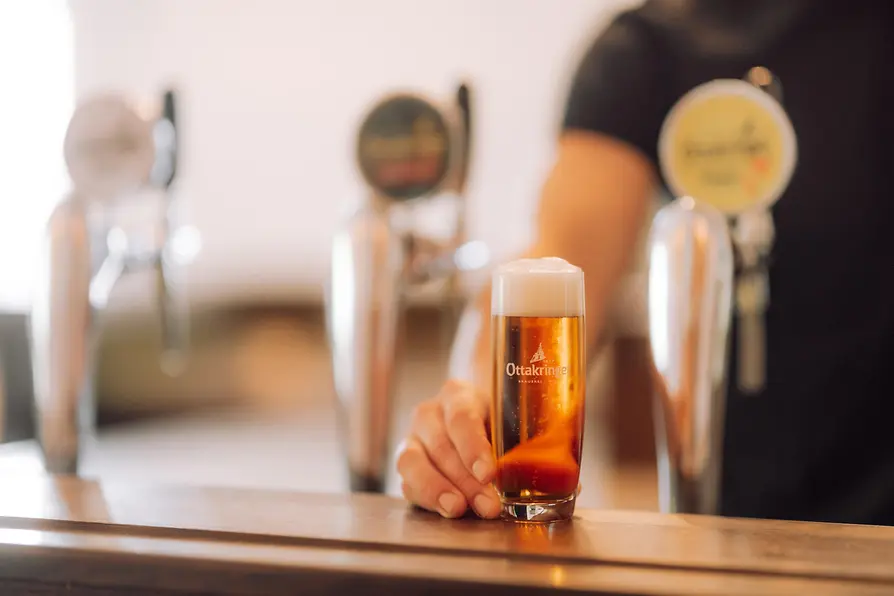Birra Ottakringer in bicchiere al bancone