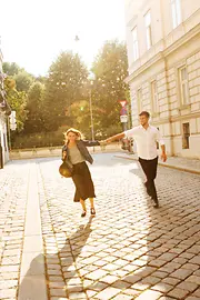 Paar beim Spazieren in der Altstadt, Grünfläche im Hintergrund