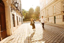 Paar beim Spazieren in der Altstadt, Grünfläche im Hintergrund