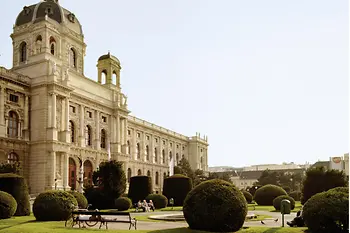 Coppia sdraiata sul prato davanti al Museo di Belle Arti