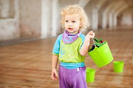 Bambino vestito con colori allegri