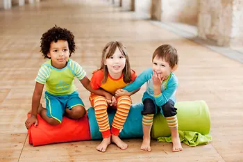 Tre bambini vestiti con colori allegri