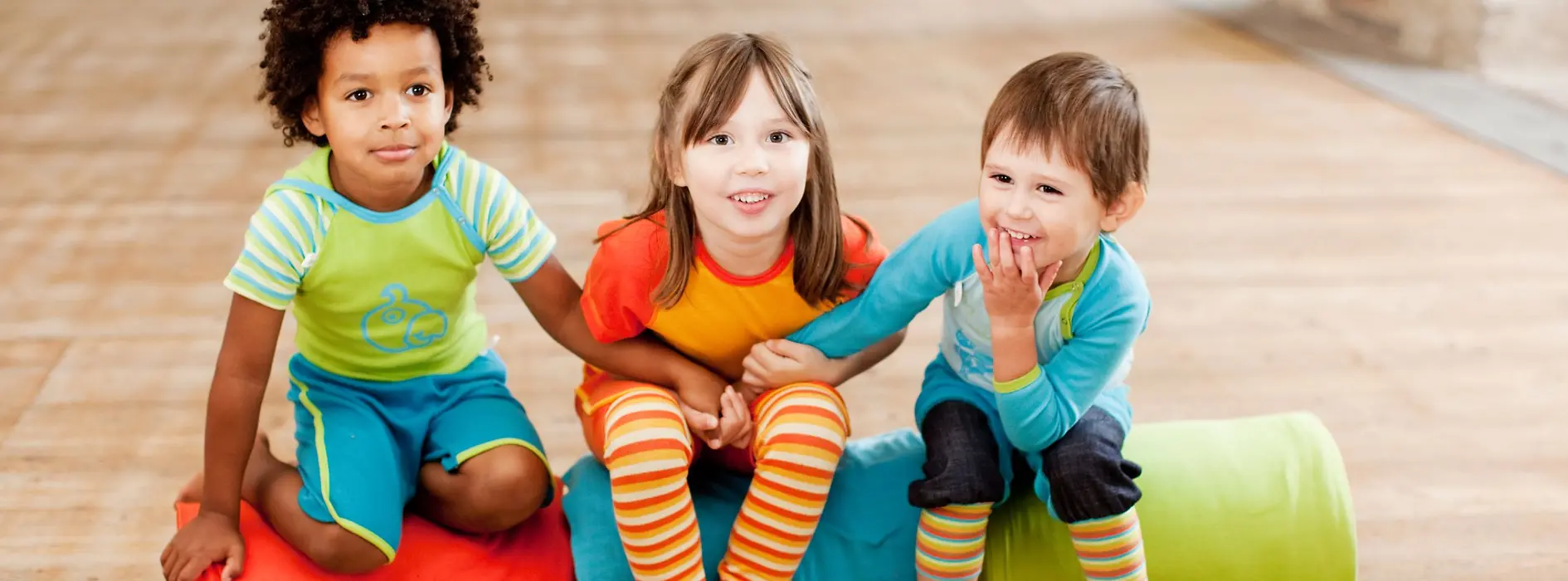 Tre bambini vestiti con colori allegri