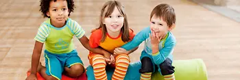 Drei Kinder in farbenfroher Kinderkleidung