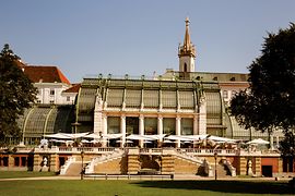 Vista sobre la Casa de las Palmeras en el Burggarten de Viena 