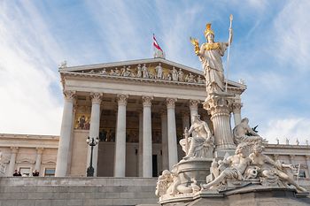 Esterno del Parlamento con la statua di Pallade Atena in primo piano 
