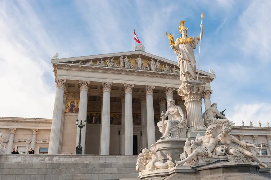 Parlamento, vista exterior con Palas Atenea en primer plano 