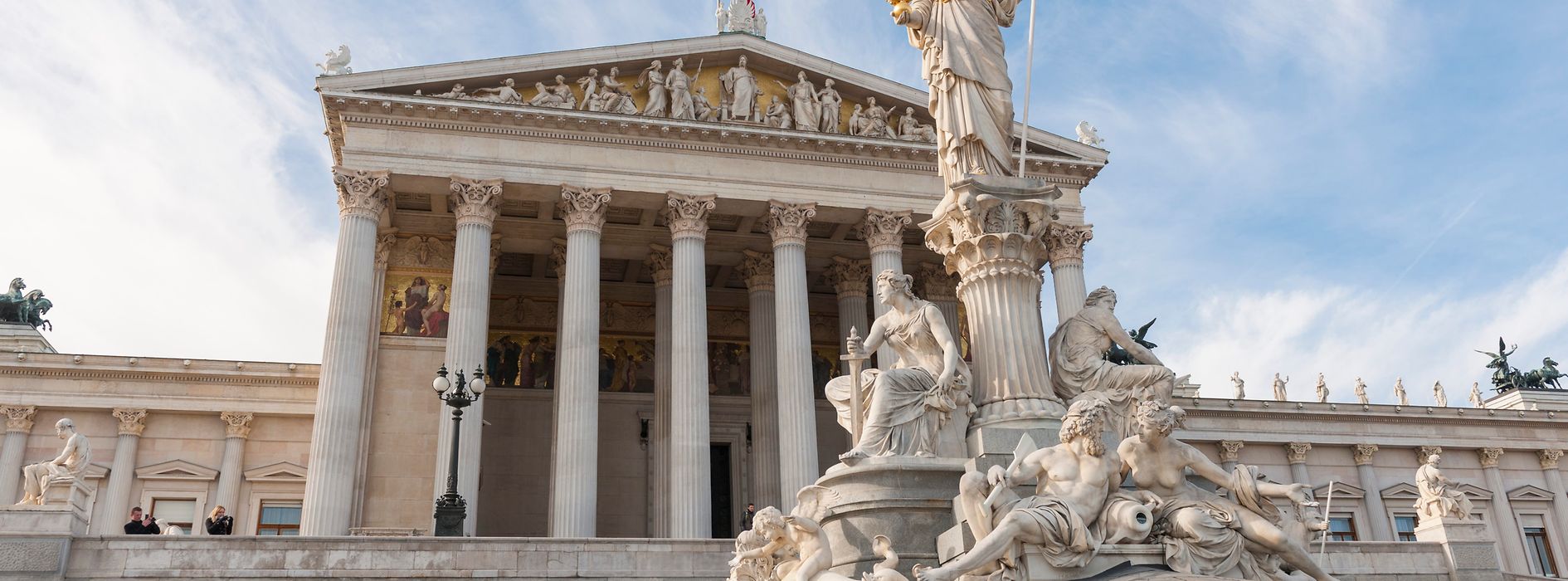 Esterno del Parlamento con la statua di Pallade Atena in primo piano 