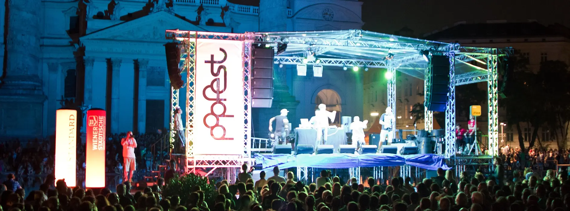 Popfest Wien, Band auf der Bühne vor der Karlskirche, abends