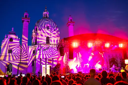Popfest Wien, Karlsplatz, Karlskirche, lila-gelbe Lichtspiele