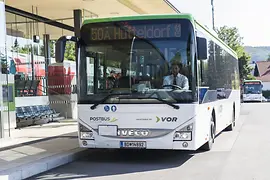 Post-Autobus in der Stadt