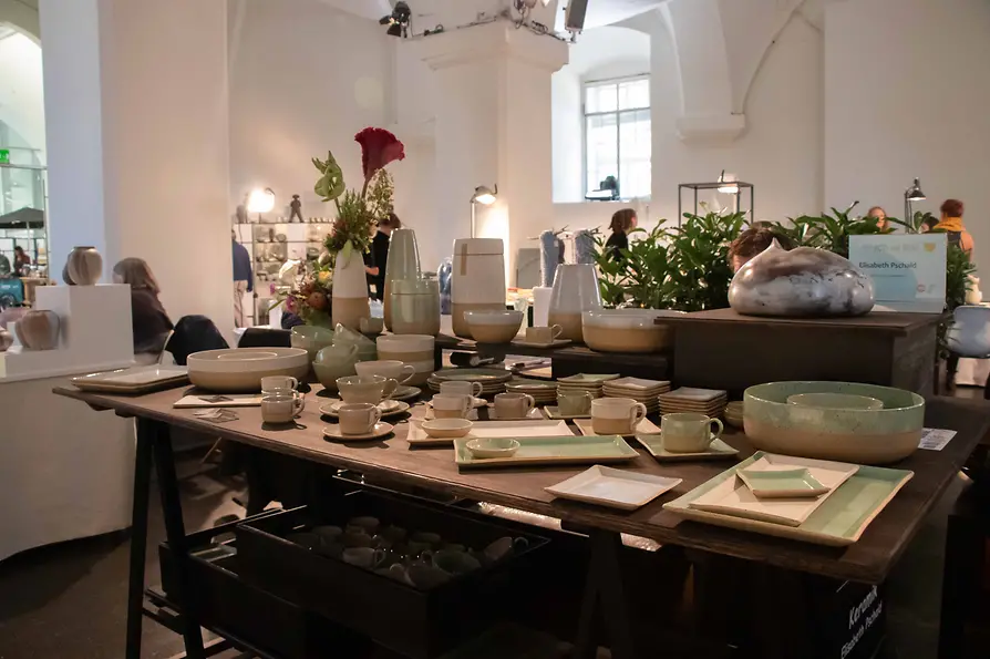 Sales exhibition for ceramics and porcelain