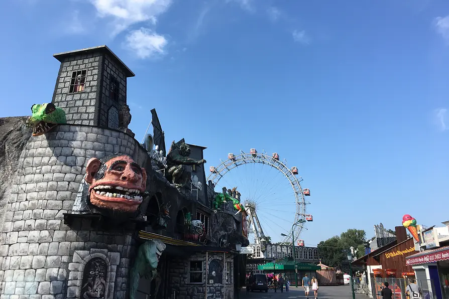 Train fantôme et Grande Roue au Prater de Vienne