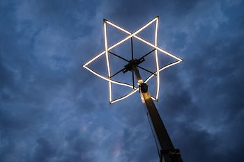 Installation lumineuse sous la forme d'une étoile de David déformée
