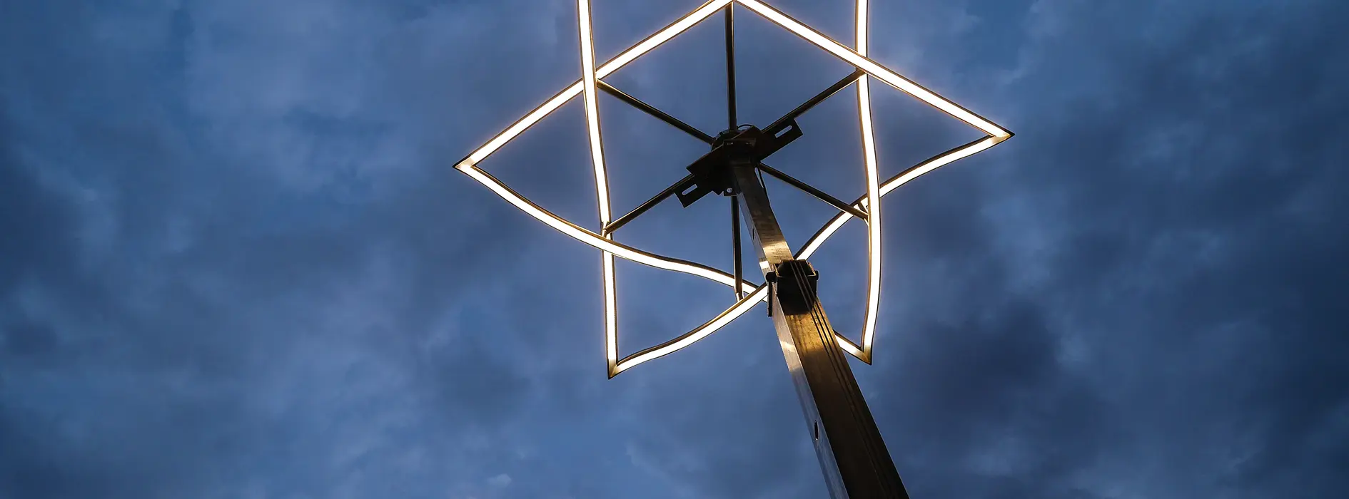 Light installation in the form of a bent star of David