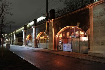 Bar sous les arcades du tramway, boulevard du Gürtel