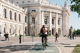 Radfahrer vor dem Burgtheater