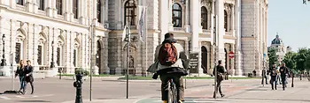 Un cycliste devant le Burgtheater