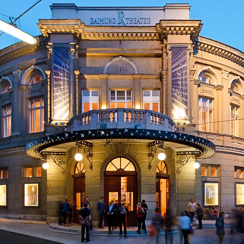 Raimund Theater, Außenansicht, Abendstimmung