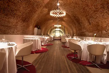 Ristorante Amador, vista interna, tavoli apparecchiati